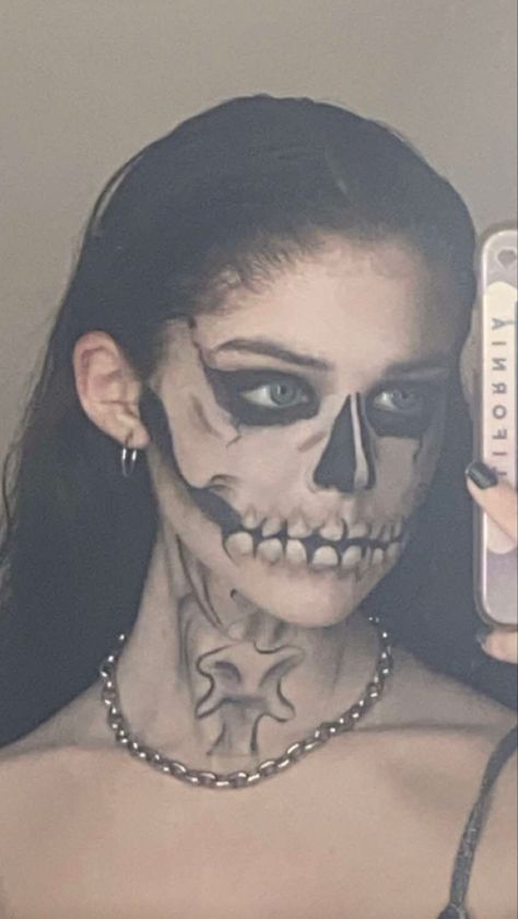 Skeleton Makeup Neck And Chest, Easy Halloween Makeup Skull, Skeleton Neck Makeup, Mens Face Paint Halloween, Baddie Skeleton Makeup, Skeletal Makeup, Skelton Faces Makeup, Halloween Face Makeup Scull, Goth Skeleton Makeup