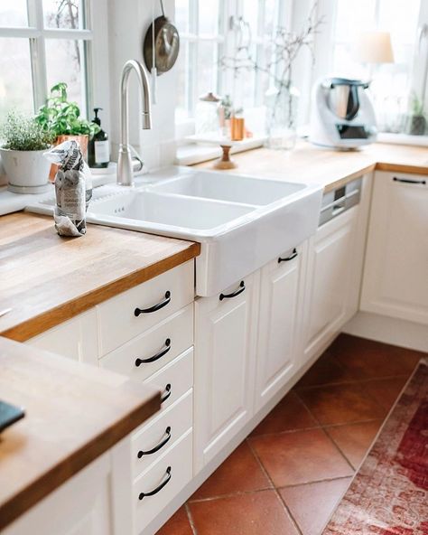 Terracotta Floor Kitchen Color Schemes, White Kitchen Cabinets Flooring Ideas, Bodbyn Kitchen White, Kitchen Terracotta Floor, Red Tile Kitchen, Kitchen With Terracotta Floor, Terra Cotta Kitchen, Terracotta Tiles Kitchen, Ikea Bodbyn Kitchen