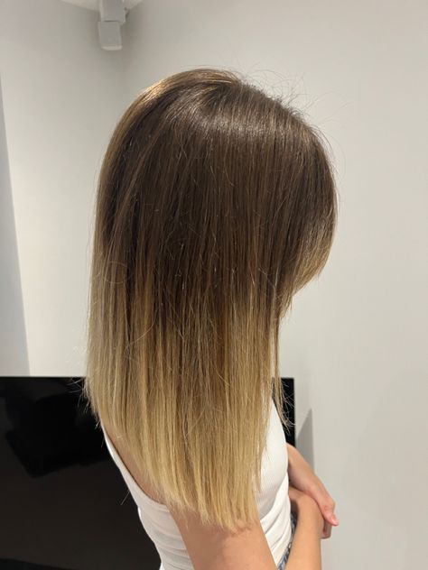 Short blonde hair with natural regrowth Short Hair Balayage Blonde, Hair Balayage Blonde, Blonde Hair Natural, Balayage Blonde Hair, Regrowth Hair, Natural Hair Regrowth, Balayage Blonde, Hair Balayage, Short Hair Balayage