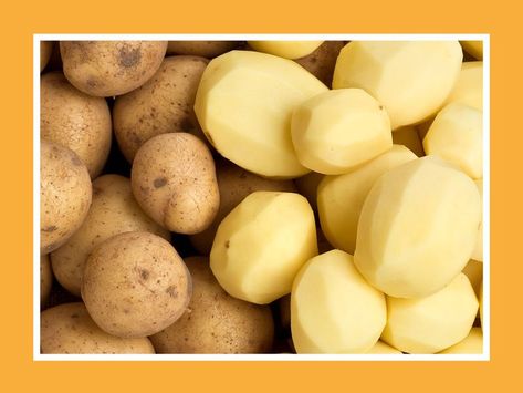 This Mind-Blowing Potato-Peeling Hack Doesn’t Even Use a Vegetable Peeler 5 Ingredient Dinners, Baked Potato Casserole, Yellow Potatoes, Potato Vegetable, White Potatoes, Twice Baked Potatoes, Peeling Potatoes, Vegetable Peeler, Salad Side Dishes