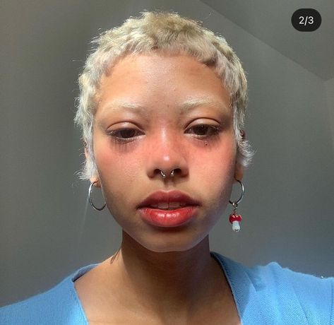 Dyed Eyebrows Blonde, Cool Eyebrows, Bleached Eyebrows Short Hair, Buzzcut Curly Hair, Bleached Hair And Eyebrows, Shaved Eyebrows Aesthetic, Bleached Hair Short, Bleached Eyebrows Blonde Hair, Bleach Buzzcut Women