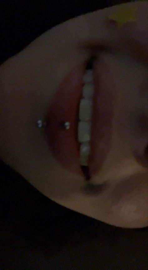 Piercings Face Lip, Percinings Lip, Lip Percing, Lip Peircings Ashley, Lip Piercing Middle, Verticle Labret Lip Piercing Aesthetic, Lip Peircings Middle, Vertical Labret Aesthetic, Lip Piercing Women