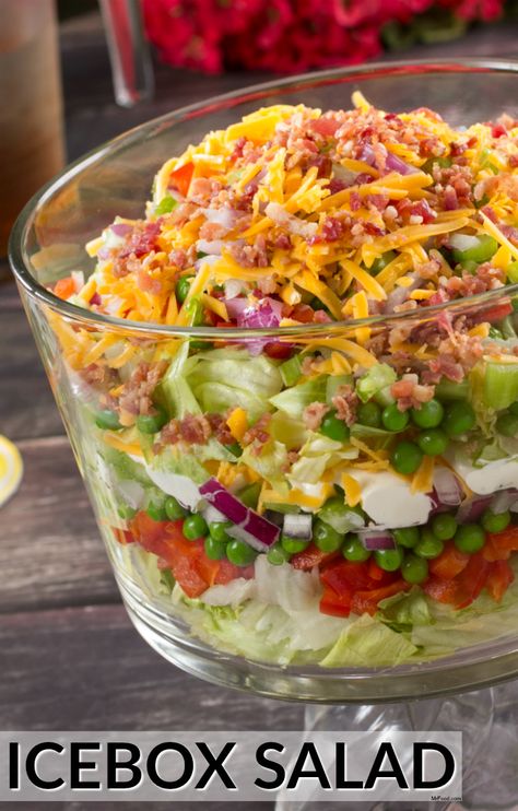 This make-ahead, layer salad is going to impress EVERYONE. It's beautiful and delicious! 7 Layer Salad, Layer Salad, Seven Layer Salad, Potluck Side Dishes, Decorações Com Comidas, Layered Salad, Hearty Salads, Cauliflower Salad, 7 Layer