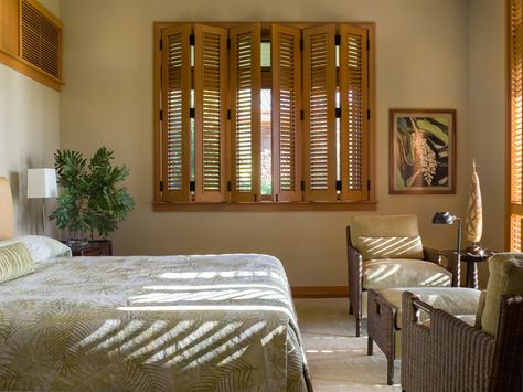 Shutters Design, Shutters Bedroom, Bedroom Shutters, Shutters Interior, Wooden Window Shutters, Shutter Decor, Interior Window Shutters, Tropical Bedrooms, Interior Shutters