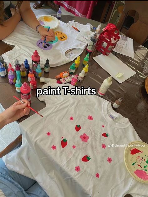 Cute Shirt Painting Ideas, Painting Shirts Aesthetic, Diy T Shirt Drawing Ideas, Tee Shirt Painting Ideas, Diy Tshirt Designs Paint, Diy T Shirt Painting Ideas, Puffy Paint Shirts Ideas, Painting On Shirts Ideas, Pintar Camisetas Ideas