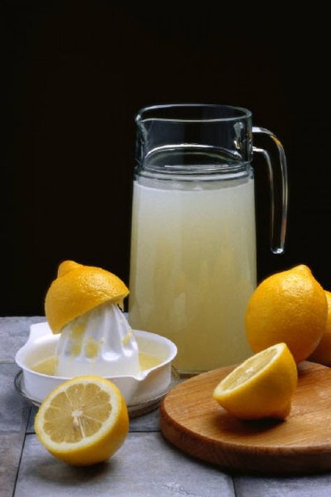 Try the lemon cleanse diet - detox with lemonade specially prepared for the task. A healthy and surprisingly tasty way to good health. Diy Detox Cleanse, Easy Detox Cleanse, Lemon Cleanse, 3 Day Detox Cleanse, Detox Soup Cabbage, Detox Cleanse Diet, Healthy Cleanse, Cleansing Drinks, Smoothie Ideas