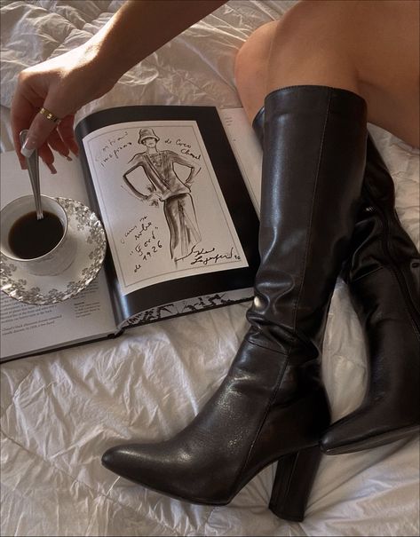 Knee Length Boots Leather, Elegant Boots Classy, Black Leather Boots Aesthetic, Fall Shoe Aesthetic, Knee High Boots Vintage, Autumn Boots Aesthetic, Vintage Boots Aesthetic, 90s Leather Boots, Elegant Goth Aesthetic