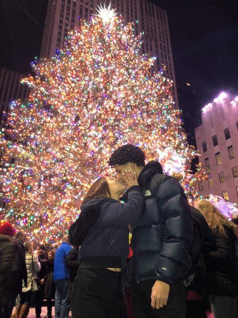 Double Date Christmas Pictures, Rockefeller Center Christmas Couples, Christmas In Nyc Aesthetic Couple, Christmas With Girlfriend, Date Ideas Aesthetic Winter, Christmas With A Boyfriend, Christmas Lights With Boyfriend, Cute Couple Winter Pictures, Couples During Christmas Time