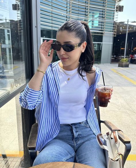 Picnic Casual Outfits, Outfits Camisa Azul, Outfits Con Azul, Outfits Azul, Classy Fashion Style, Outfit Elegantes, Look Zara, White Shirt Outfits, Jacket Outfit Women