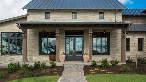 Limestone pattern and color idea German Farmhouse, Texas Limestone, Rustic House Exterior, Ranch House Exterior, Hill Country Homes, Stone Exterior, Rustic Room, Modern Farmhouse Exterior, Standing Seam