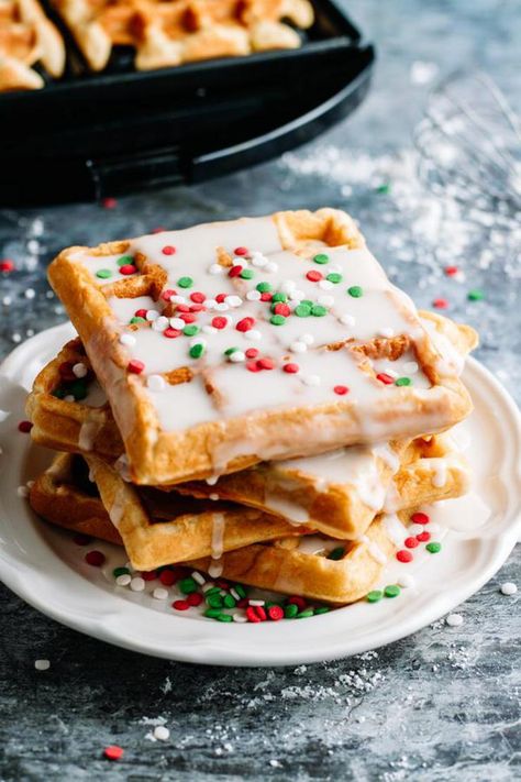 Waffle Iron Recipes Easy, Waffle Donut Recipe, Donut Waffles, Cinnamon Rolls Christmas, Diy Waffles, Glaze Donut, Waffle Donuts, Christmas Waffles, Waffle Pops