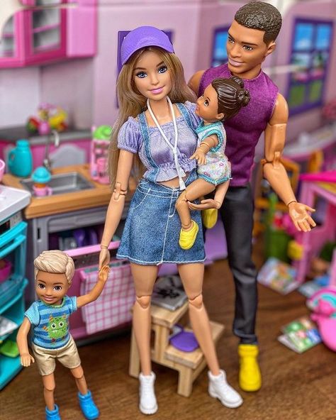 I love being a mom Barbie Doll Dream House, Barbie Doll Diys, Toys Barbie Dolls, Cool Barbie Dolls, Barbie Doll House Ideas, Barbie Family Photos, Cute Barbie Dolls, Barbie Doll Room, Barbie Doll Family