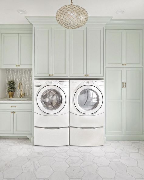 10 Hardworking Rooms Designed by The Fox Group - Design Chic Laundry Room Storage Shelves, Green Laundry, Small Laundry Room Organization, Room Storage Diy, Modern Basement, Laundry Room Layouts, Farmhouse Laundry Room, Laundry Room Ideas, Laundry Room Cabinets