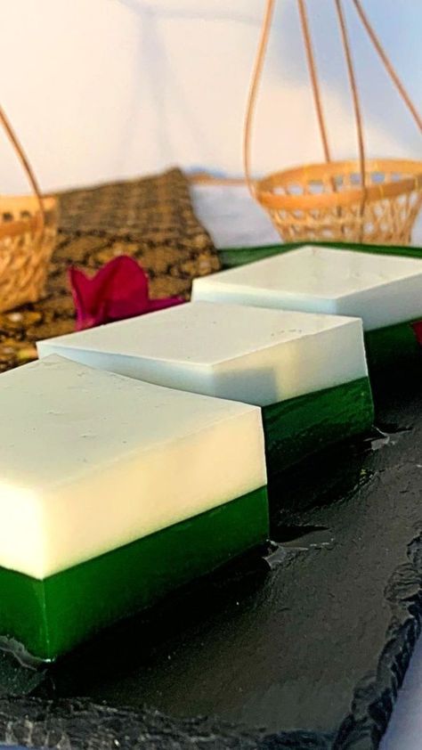 Pandan Coconut Jelly, Pandan Jelly, Malaysian Dessert, Fried Dessert, Coconut Jelly, Jelly Desserts, Cambodian Food, Best Thai, Thai Coconut