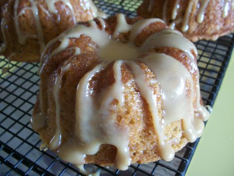 Caramel Apple Mini, Mini Bunt Cake, Mini Bundt Cakes Recipes, Bundt Pan Recipes, Bundt Recipes, Apple Bundt Cake, Mini Bundt, Pampered Chef Recipes, Mini Bundt Cakes