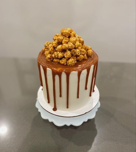 Birthday cake ideas. Caramel popcorn. Drip cakes. Vanilla cake. Cake With Fireworks, Caramel Popcorn Cake, Cakes Vanilla, Popcorn Cake, Vanilla Caramel, Popcorn Party, Birthday Cake Ideas, Caramel Popcorn, Drip Cakes