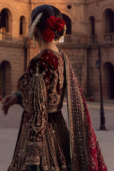 Red Velvet Lehenga, Lehenga Choli Pakistani, Velvet Lehenga Choli, Wedding Dresses Pakistani, Pakistani Bridal Dress, Velvet Lehenga, Desi Wedding Dresses, Asian Bridal Dresses, Desi Bride