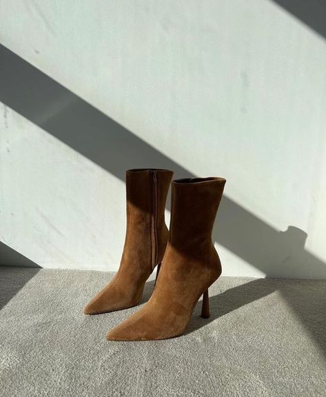 GIABORGHINI on Instagram: "Fall tones: Discover the ROSIE 7 SUEDE ankle boot in Tan. Out now as part of the #giaborghini x @rosiehw FW22 collection. The latest GIA/RHW drop is available at @anitahasscom @mytheresa.com @24s @levelshoes @nordstrom @ungerfashion @fwrd @harveynichols @luisaviaroma @breuninger @hirshleifers @saks @shopbop @elysewalker @beymen @bergdorfs @neimanmarcus @kurtgeiger @ounass #giaxrhw" Suede Ankle Boots, Outfits Aesthetic, Winter Fashion Outfits, Ankle Boot, Winter Fashion, Nordstrom, Fashion Outfits, Boots, My Style