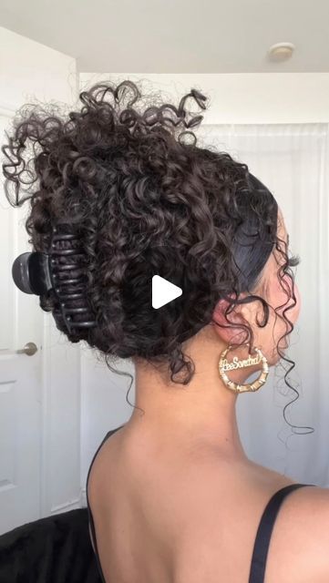 LeeSondra Berovides✨ on Instagram: "Curly Hair Tutorial With Claw Clip ✨ 

#curlyhair #curlyhairstyles #curlyhairtutorial #hairtransformation #hairtutorial" How To Do Claw Clip Hairstyle Curly Hair, Claw Clip Curly Hairstyles, Easy Clip Hairstyles, Curly Hairstyles Claw Clip, Curly Hairstyles Using Claw Clips, Long Curly Hair Claw Clip Hairstyles, How To Use Claw Clips In Curly Hair, Claw Clip Hairstyles Curly Hair Videos, Claw Clip Curly Hair