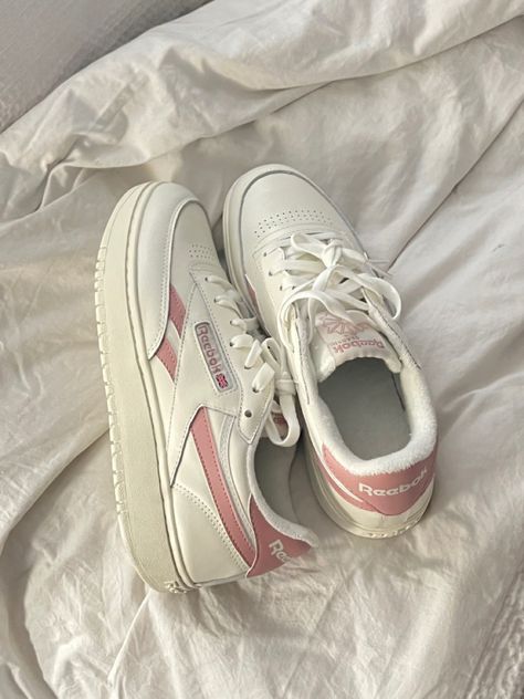 Cute Reebok Shoes, Cute Sneakers Aesthetic, Shoes Under 100 Dollars, Downtown Girl Shoes, Reebok Aesthetic, Girl Shoes Sneakers, Reebok White Sneakers, White Reebok, Aesthetic Girly