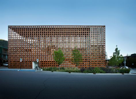 Idea 1955422: Aspen Art Museum Commons by Bluegreen in Aspen, United States Aspen Art Museum, Aspen Art, Urban Furniture, Public Space, Landscape Architecture, Aspen, Art Museum, Skyscraper, Blue Green