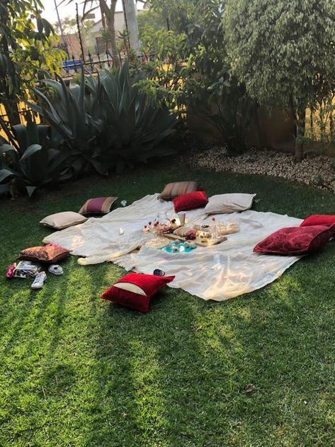 Picnic With Pillows, Picnic In Backyard, Backyard Picnic Aesthetic, Picnic Blanket Aesthetic, Picnic Candles, Bday Picnic, Beach Picnic Party, Sunday Picnic, Large Picnic Blanket