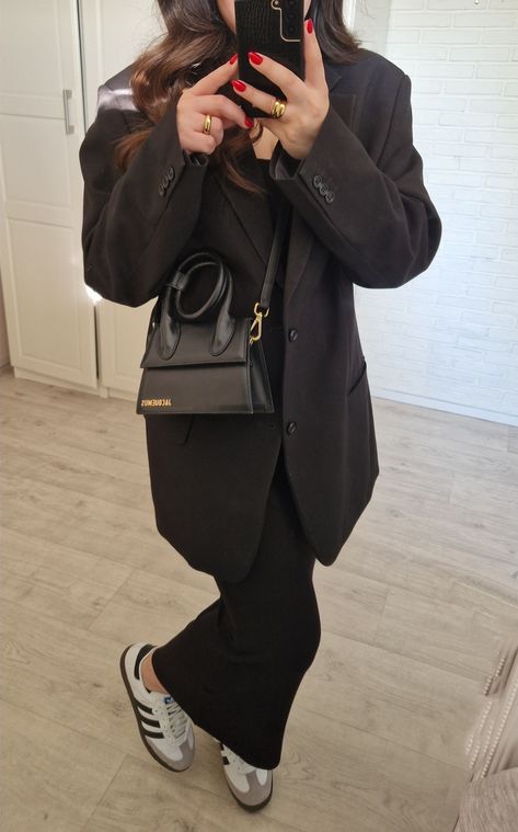 Jacquemus Outfit Bag, Black Jacquemus Bag Outfit, Jacquemus Bag Aesthetic, Jacquemus Bag Outfit, Long Black Dress Casual, Jacquemus Chiquito, Black Bag Outfit, Samba Outfit, Hijabi Outfit