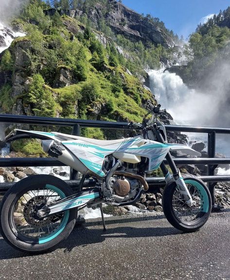 Teal Dirt Bike, Motocross Funny, Dt Yamaha, Dirt Bike Riding Gear, Cool Cheer Stunts, Custom Dirt Bike, Ktm Dirt Bikes, Moped Bike, Motocross Girls