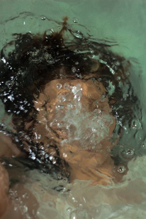 Water Phobia Art, Person Underwater Photography, Underwater Portrait Painting, Face Underwater Photography, Aquaphobia Aesthetic, Bathroom Photoshoot Ideas Aesthetic, Scream Underwater, Woman Coming Out Of Water, Underwater Person