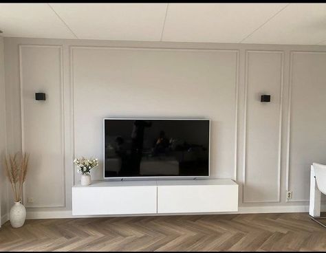 Wainscoting Ideas Living Room Tv, Living Room Panelling Ideas With Tv, Living Room Panelling Tv, Tv Wall Trim Ideas, Moulding Around Tv, Panelling Around Tv, Partition Wall With Tv, Tv Wall Molding, Wainscoting Living Room Tv Wall