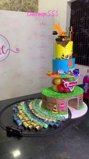 Anna Frozen Cake, Race Track Cake, Bolo Hot Wheels, Hot Wheels Cake, Wheel Cake, Train Cake, Creative Cake Decorating, Cake Decorating Frosting, Instagram V