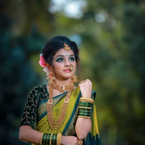 Pose Saree, Lehnga Photoshoot Poses, Mehendi Photoshoot, Bride Fashion Photography, Wedding Matching Outfits, Indian Bride Poses, Indian Bride Photography Poses, Indian Wedding Poses, Bride Photos Poses