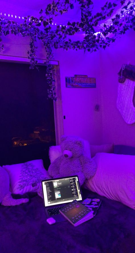 Chill Bedroom Vibes Led Lights, Room Ideas Aesthetic Led, Room With Vines And Led Lights, Vibe Rooms Ideas, Room Inspo Boho, Neon Bedroom Aesthetic, Vibey Room Ideas Led Lights, Blue Led Room Aesthetic, Chill Bedroom Vibes