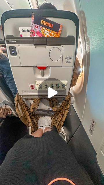 Airplane Seat Hacks, Airline Hacks Tips And Tricks, What To Do On Airplane, Airplane Sleeping Hacks, How To Sleep On A Plane, Travel Ideas Packing, Flying Hacks, Airplane Travel Hacks, Travel Bc