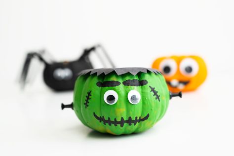 Mini Painted Pumpkins, Frankenstein Halloween Decorations, Mini Pumpkin Painting, Campground Crafts, Frankenstein Pumpkin, Halloween Craft Activities, Pumpkin Painted, Spooky Halloween Crafts, Holidays Crafts