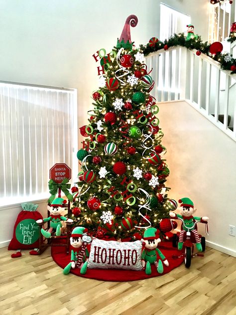 Cute Christmas Trees, Elf Christmas Tree, Christmas Tree Decorating Themes, Creative Christmas Trees, Real Christmas Tree, Christmas Decor Inspiration, Christmas Tree Inspiration, Christmas Themes Decorations, Traditional Christmas Tree