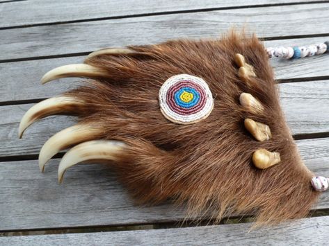 Bear Claw Jewelry, Claw Jewelry, Native American Projects, Bear Claw Necklace, Aboriginal Education, Mountain Men, Fur Trade, Native Crafts, Claw Necklace