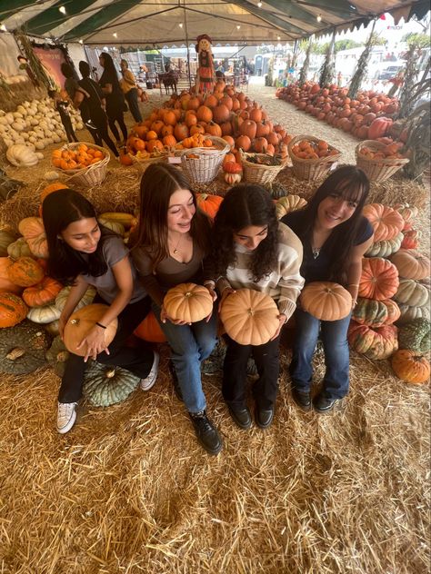 pumpkin patch inspo pics fall autumn vibes Pumpkin Patch Friends, Fall Plans With Friends, Pumpkin Patch Poses Friends, Fall Photos With Friends, Pumpkin Patch Photoshoot Friends, Fall Friends Aesthetic, Fall Pics With Friends, Fall Activities Aesthetic, Pumpkin Patch With Friends