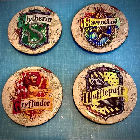 Resin Harry potter coasters with holographic crests Harry Potter Resin Crafts, Harry Potter Resin, Harry Potter Coasters, Epoxy Resin Diy, Lazer Cut, Harry Potter 2, Resin Ideas, Harry Potter Diy, Epoxy Resin Crafts