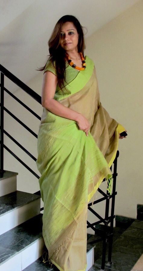 Pure #Linen #Saree Phulkari Saree, Bengali Saree, Saree Gown, Simple Sarees, Linen Saree, Saree Blouse Designs Latest, Elegant Saree, Blouse Design Models, Saree Dress