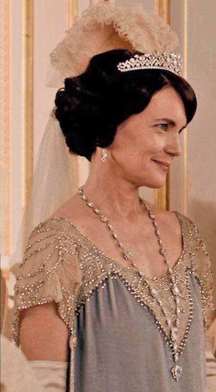 Lady Grantham presents Rose at Court season IV Downtown Abbey Fashion, Lady Grantham, Gatsby Glam, Downton Abbey Costumes, Downton Abbey Cast, Downton Abbey Dresses, Elizabeth Mcgovern, Downton Abbey Fashion, Downton Abby