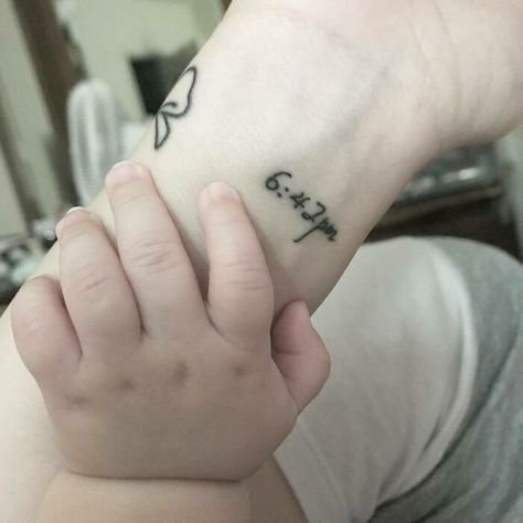 Time Of Birth Tattoo, Birth Time Tattoo, Tattoo Ideas For Mothers, Tattoos For Mothers, Newborn Tattoo, Tattoo For Daughter, Mom Tattoo Ideas, Siblings Tattoo, Tattoo For Kids