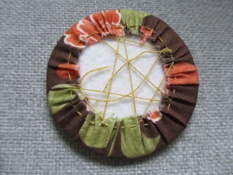 DIY, broche en tissu - "Les petits bonheurs de Miss T" Broche Diy, Art Fibres Textiles, Old Sweater, Fibres Textiles, Art Textile, Embroidery And Stitching, Stitching, Textiles, Embroidery