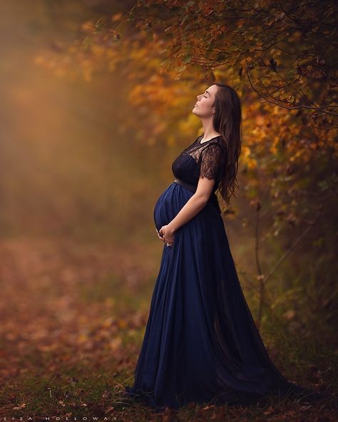 Maternity Photography Ideas, Fall Maternity Photos, Foto Newborn, Pictures Blue, Maternity Inspiration, Pregnancy Photo, Flowing Dress, Fall Maternity, Maternity Photography Poses