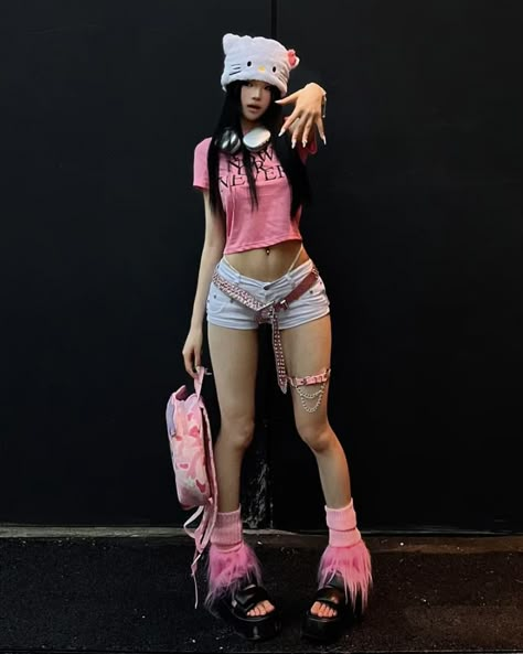 Background Dancer Outfit, Pink Clubbing Outfit, Hyper Pop Aesthetic Outfit, Black Gyaru Outfit, Edgy Pose, Hello Kitty Outfit Ideas, Y2k Poses, Gothic Mode, Kawaii Y2k