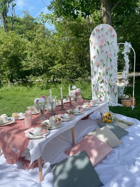 Tea Party Outdoor Backyards, Pink Birthday Brunch Ideas, Girly Brunch Decor, Outdoor Birthday Brunch, Cottage Birthday Party Ideas, Pink And Green Birthday Decorations, Picnic Party Ideas, Picnic Party Decorations, Green Picnic