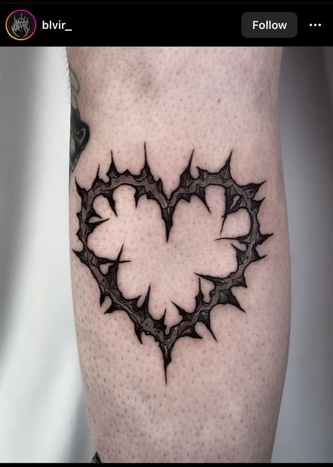 Rose Thorn Heart Tattoo, Tattoo Puas, Heart Thorns Tattoo, Traditional Goth Tattoo, Goth Heart Tattoo, Tattoo Designs Family, Gothic Heart Tattoo, Thorn Heart Tattoo, Heart Shaped Tattoos