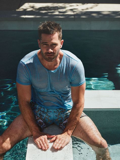 Luke Macfarlane (@ten_minutes_younger) Luke Macfarlane Bros, Luke Mcfarlane, Luke Macfarlane, Xabi Alonso, Holiday Movies, Glen Powell, Scruffy Men, Men Hair Color, Alexander Skarsgård