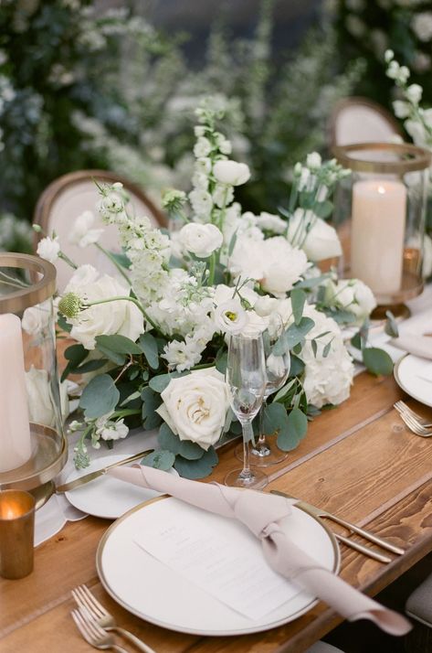 Round Table Centerpieces, Round Wedding Tables, Tuscan Inspired Wedding, Bella Collina Wedding, Comer See, White Centerpiece, Tuscan Inspired, Wedding Table Flowers, Wedding Tablescapes