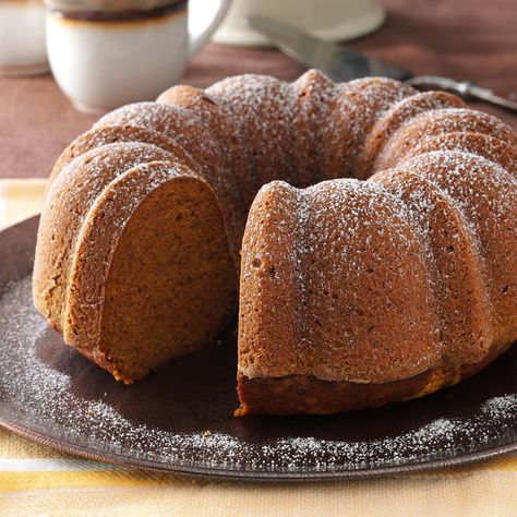 Moist Pumpkin Tube Cake Turkey Cakes, Pumpkin Bundt Cake Recipes, Pumpkin Pound Cake, Pumpkin Bundt, Weight Watcher Desserts, Pumpkin Bundt Cake, Cake Mug, Pumpkin Cake Recipes, Low Carb Dessert